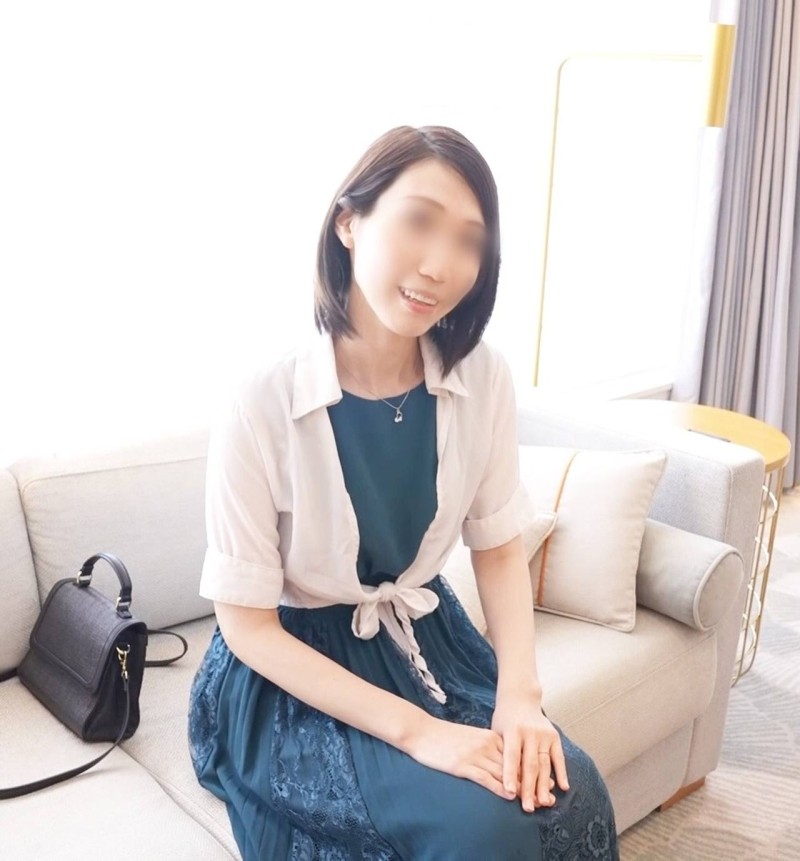 *First time only 1280⇒640* A serious housewife who has been married for 5 years and has always been devoted to her family "Please! Do it hard!!" She begs for a stranger's cock to insert her hidden desire [Hitomi, 33 years old]